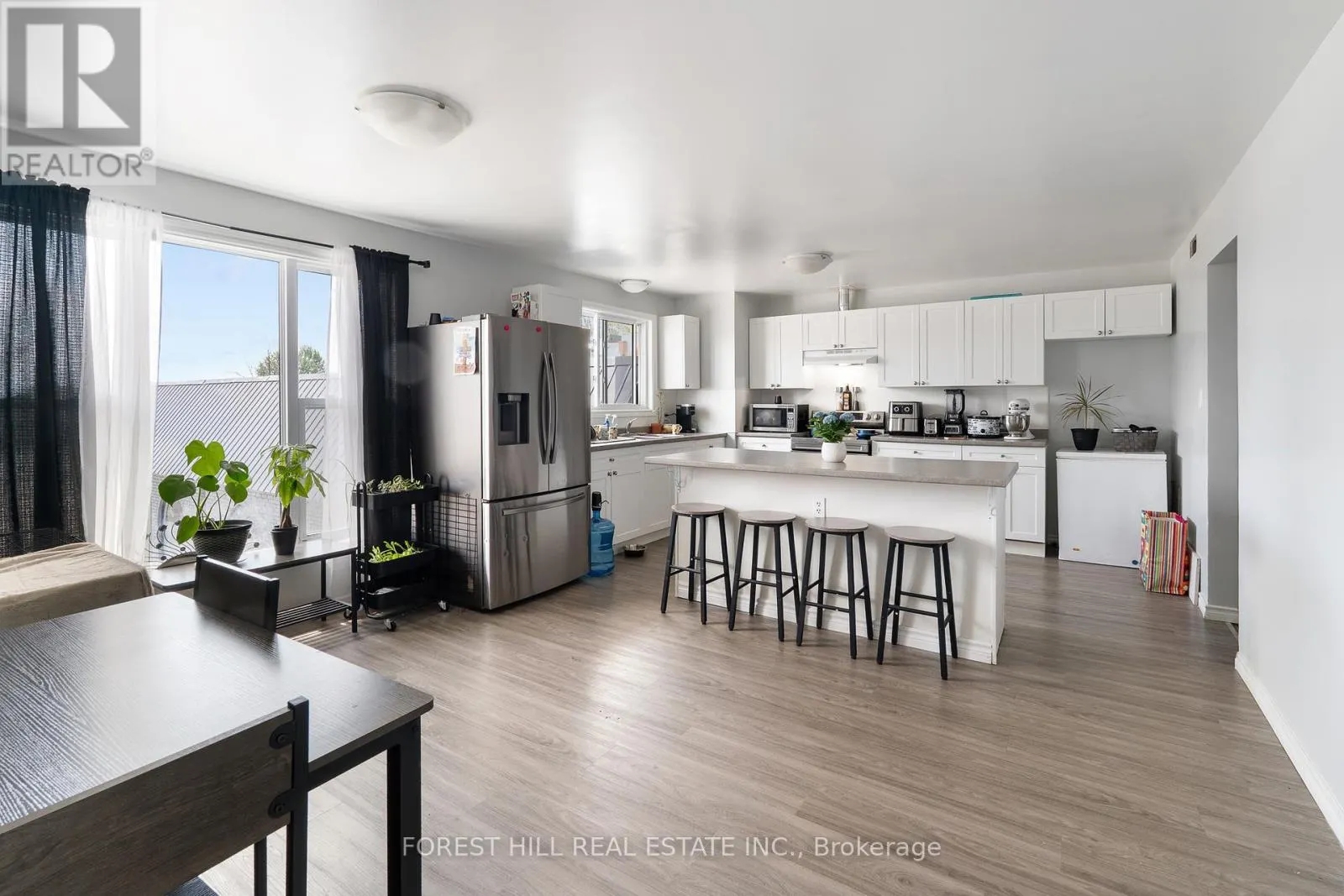 2024 DUFFERIN AVENUE