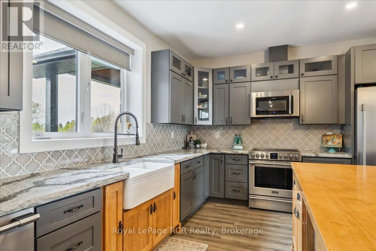 438811 GREY 15 ROAD