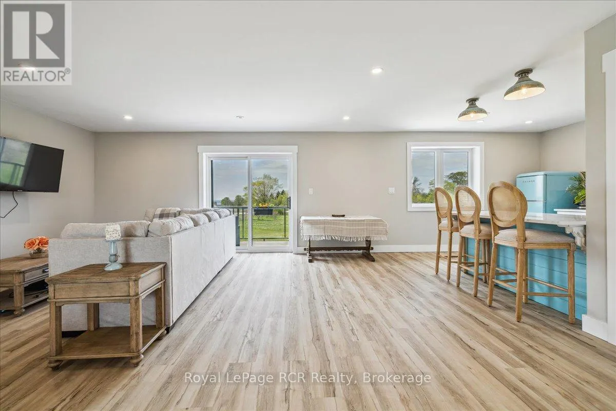 438811 GREY 15 ROAD