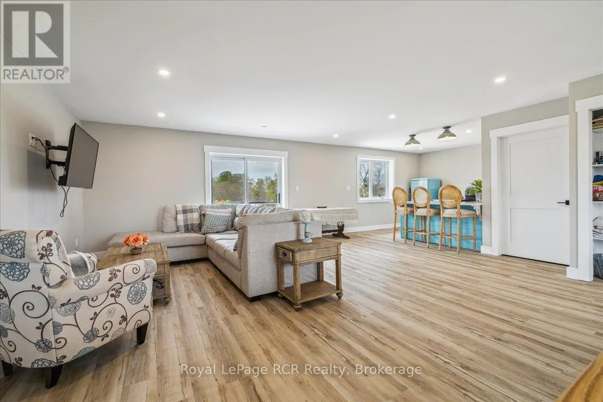 438811 GREY 15 ROAD