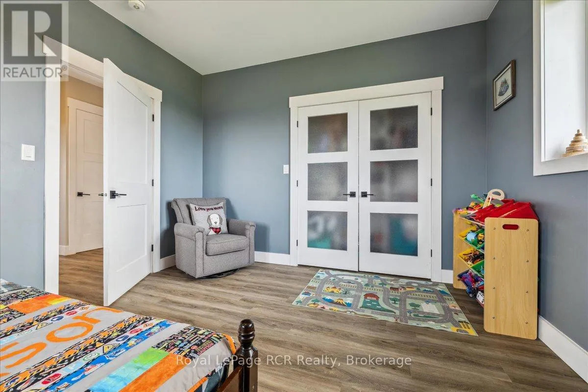438811 GREY 15 ROAD