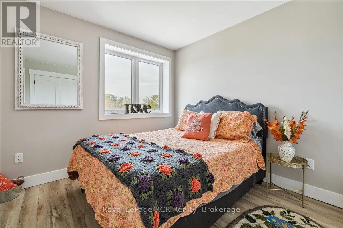 438811 GREY 15 ROAD