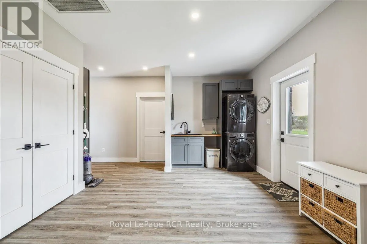 438811 GREY 15 ROAD