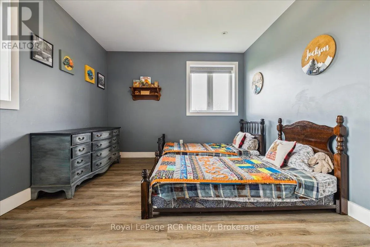 438811 GREY 15 ROAD