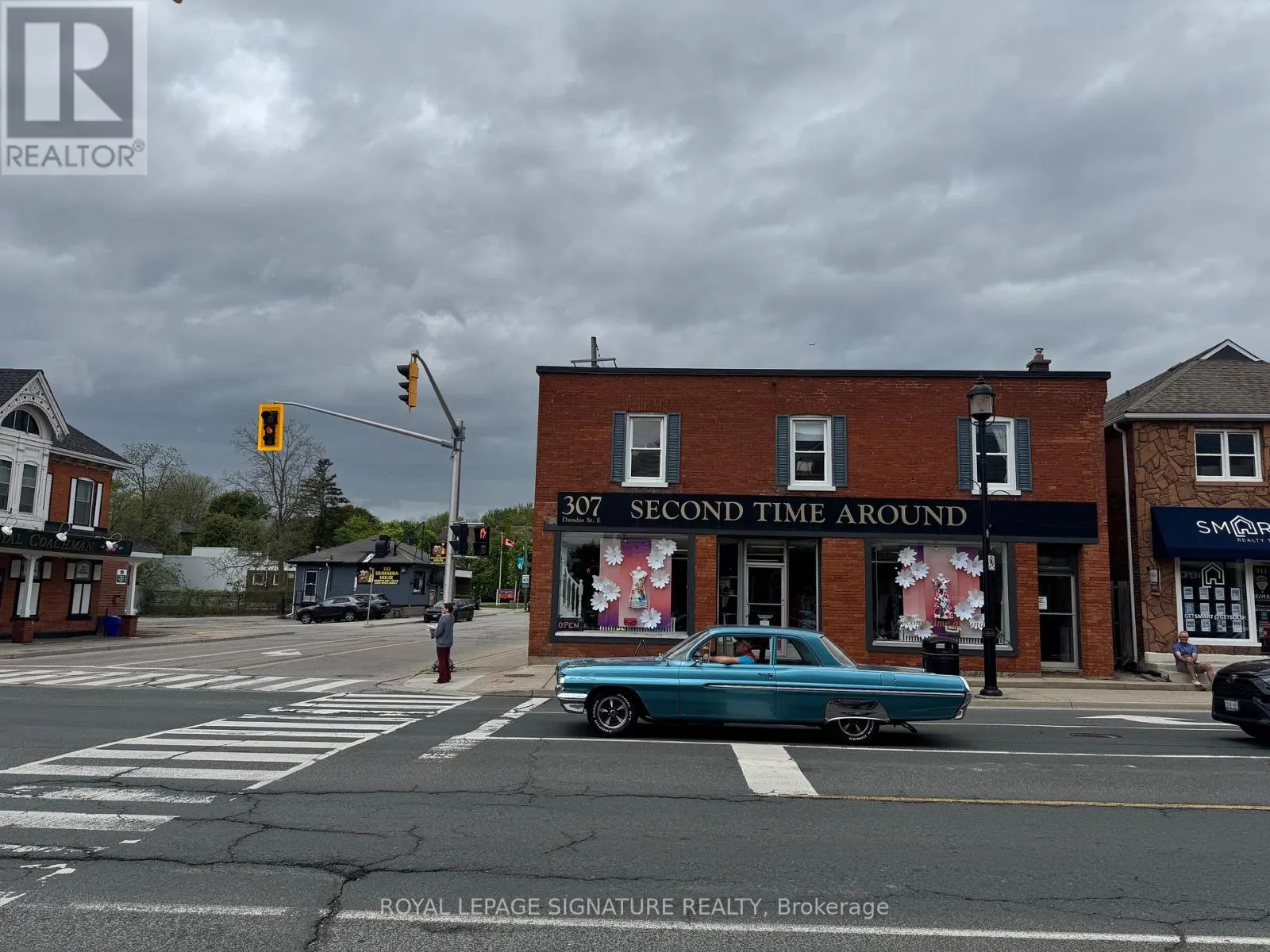 3 - 307-309 DUNDAS STREET E