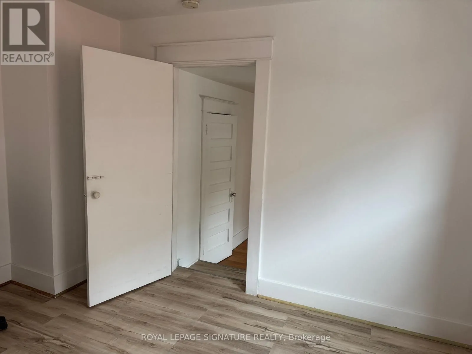 3 - 307-309 DUNDAS STREET E