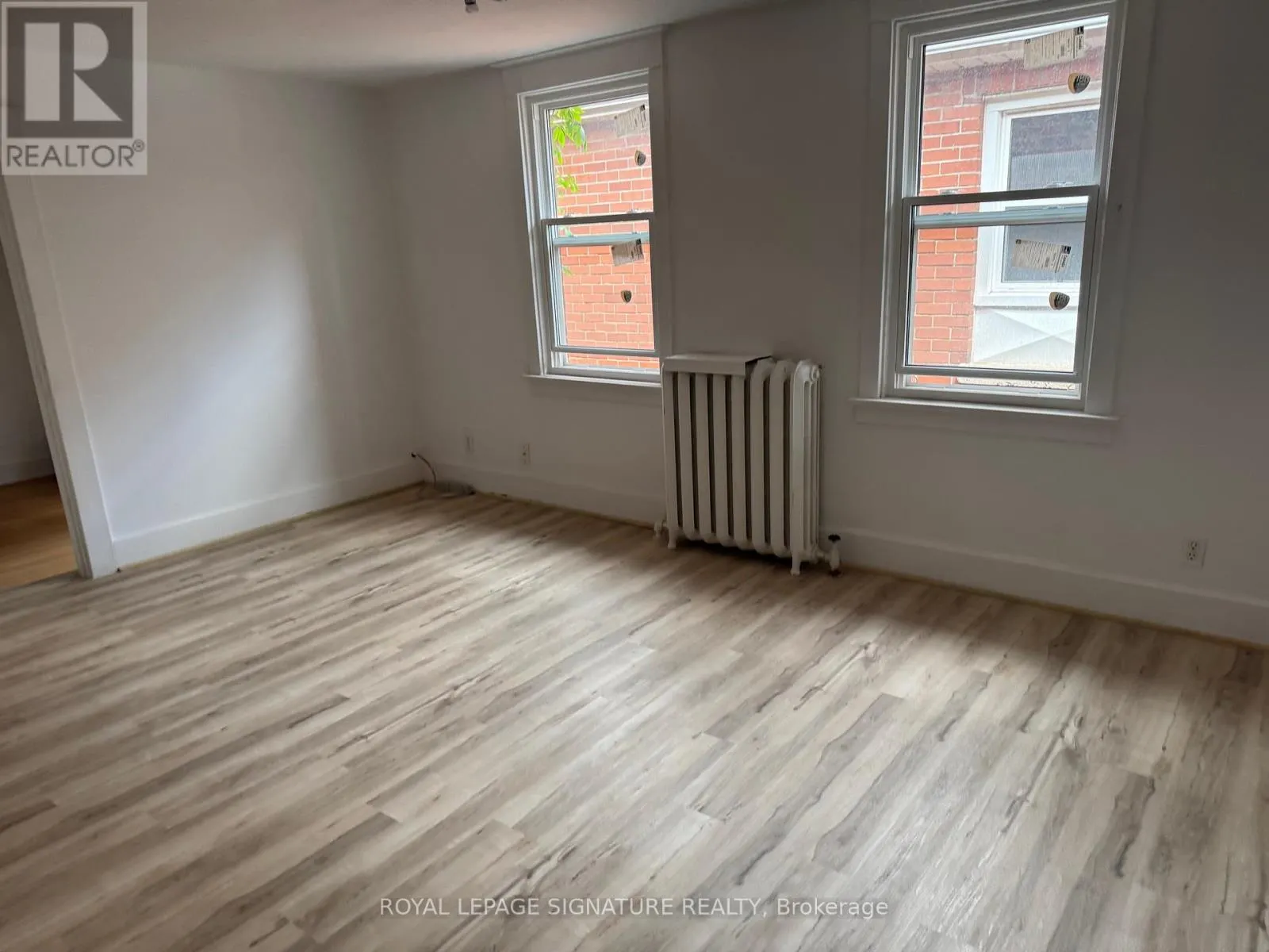 3 - 307-309 DUNDAS STREET E