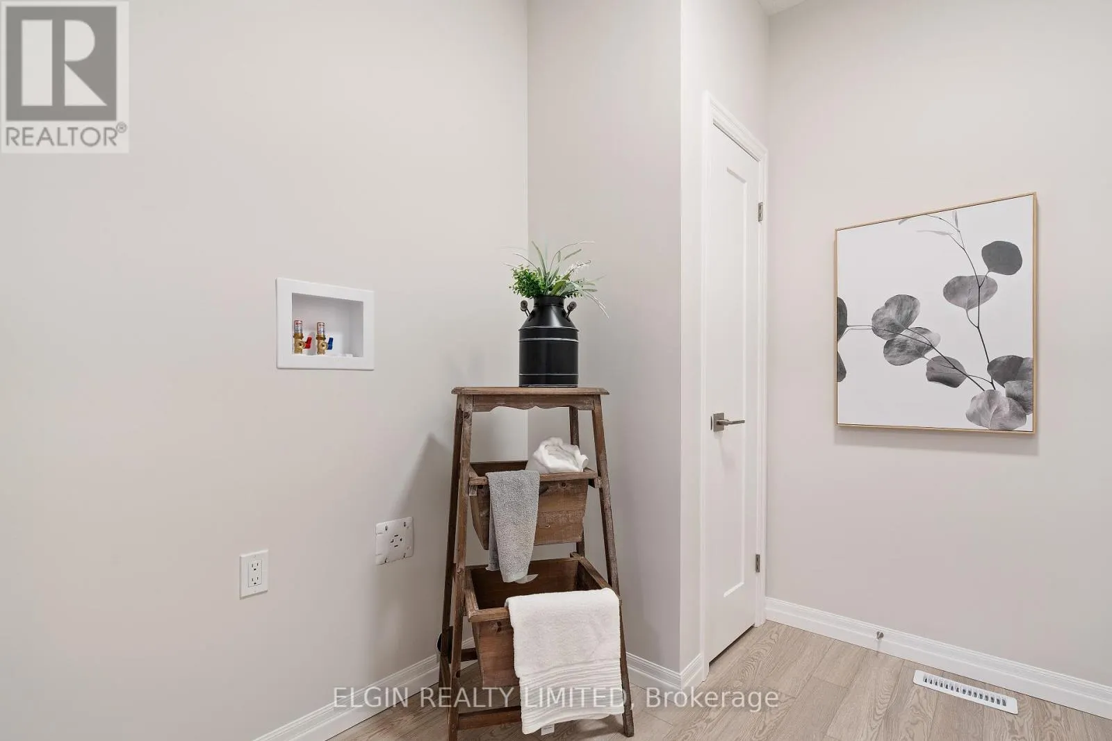 6 HEMLOCK CRESCENT