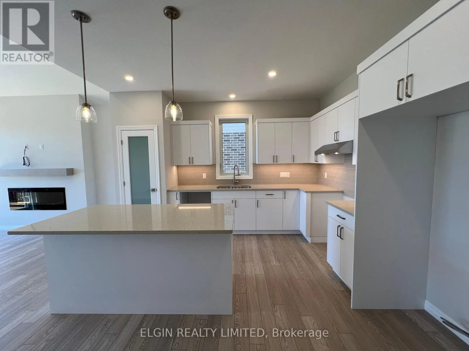 8 HEMLOCK CRESCENT