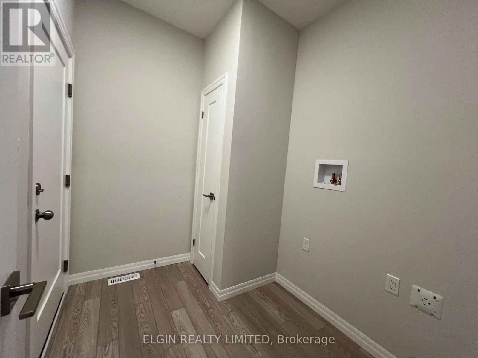 8 HEMLOCK CRESCENT
