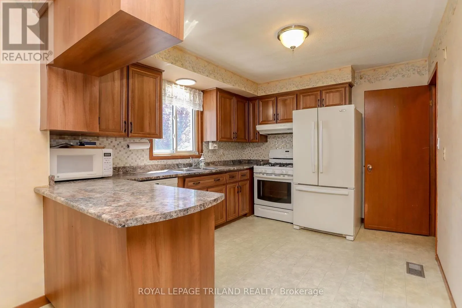 32 APPLEWOOD CRESCENT
