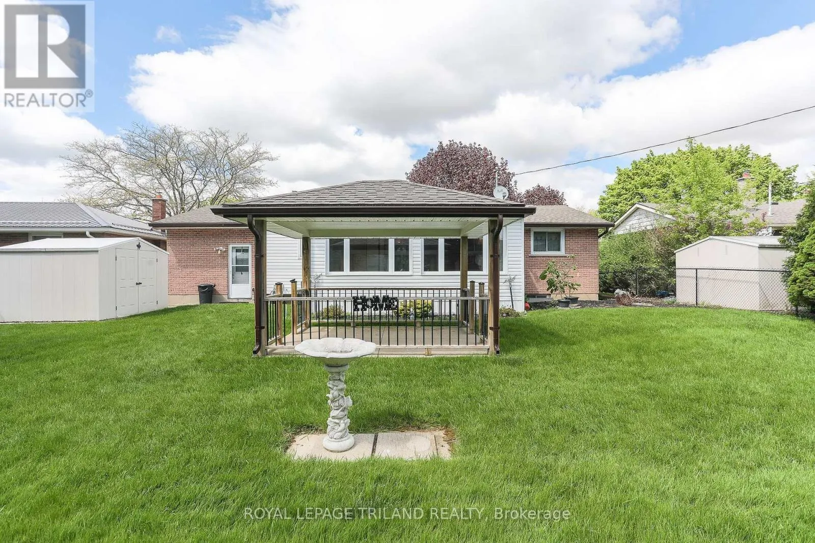 32 APPLEWOOD CRESCENT