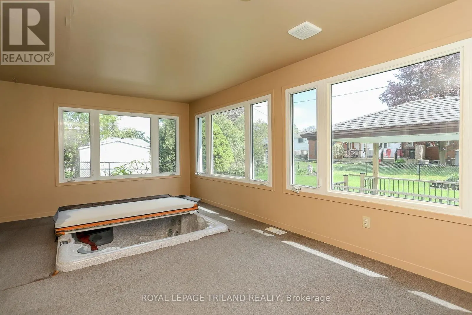 32 APPLEWOOD CRESCENT