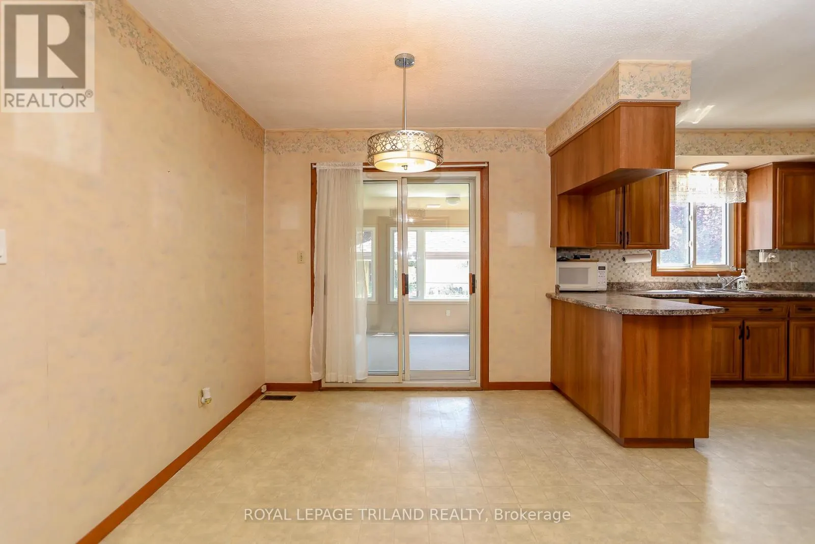 32 APPLEWOOD CRESCENT