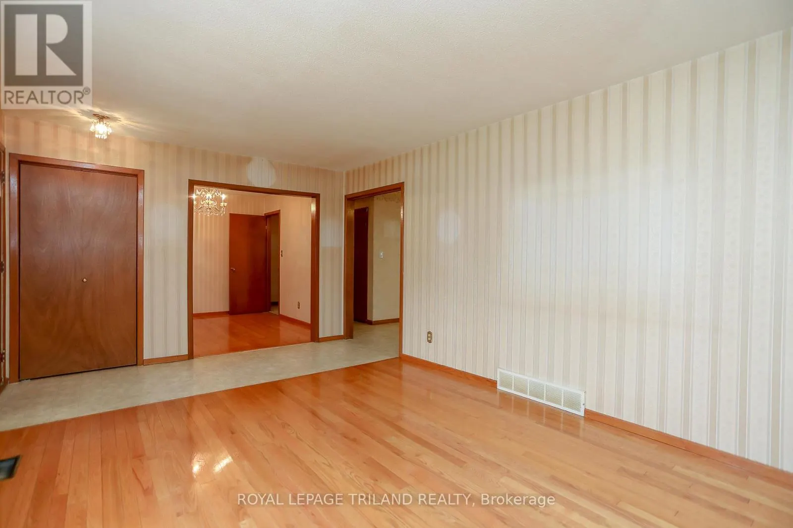 32 APPLEWOOD CRESCENT