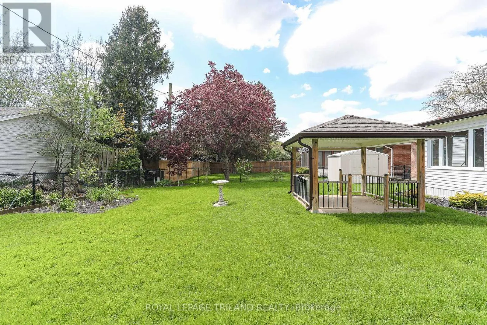 32 APPLEWOOD CRESCENT