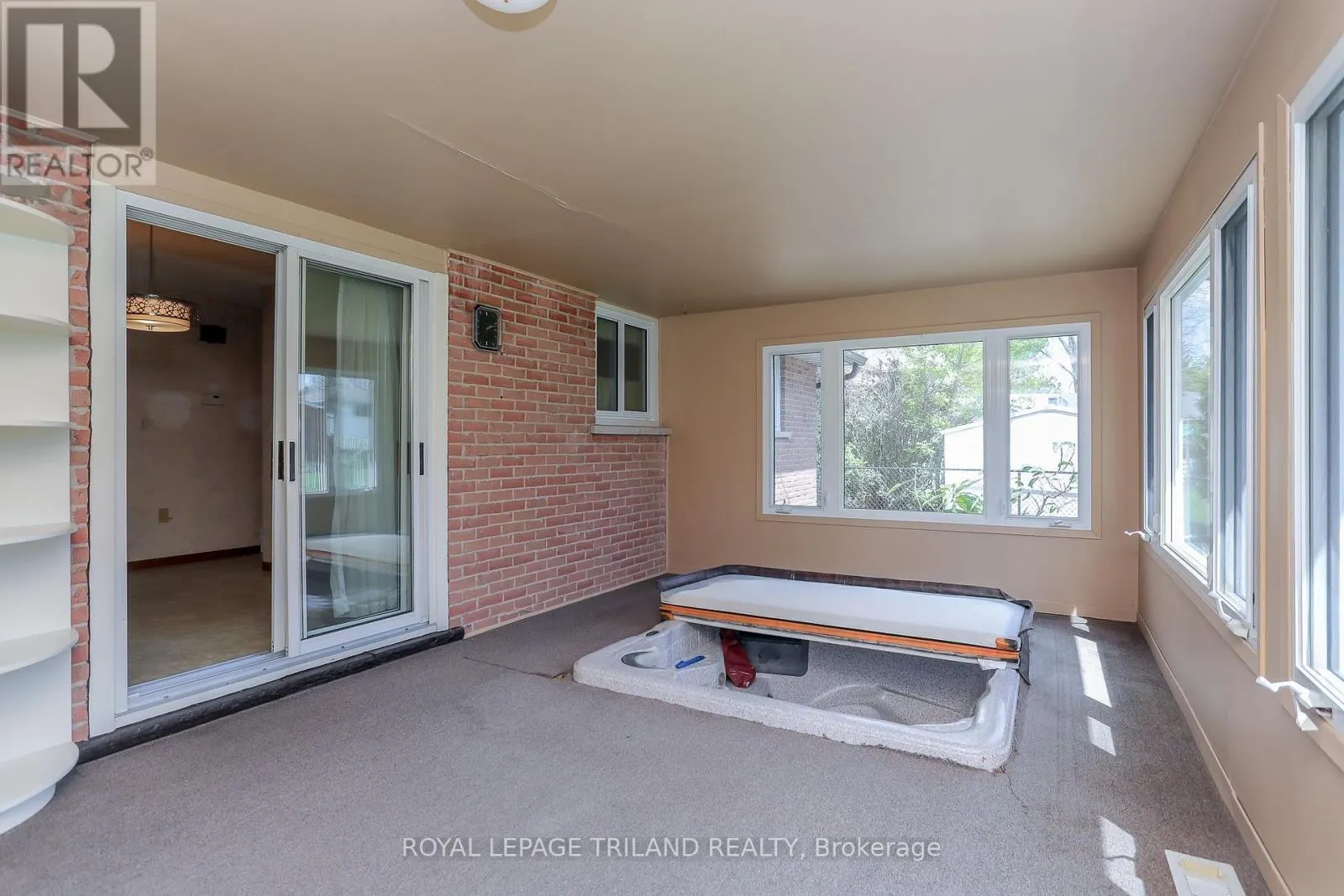 32 APPLEWOOD CRESCENT