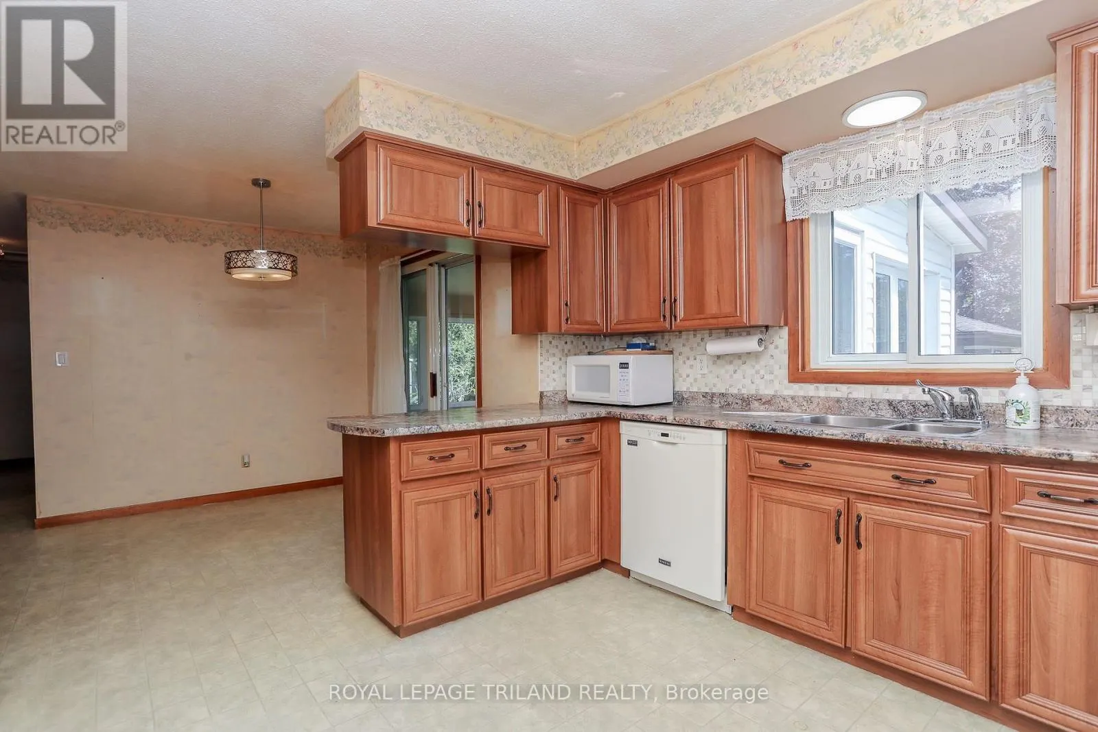 32 APPLEWOOD CRESCENT