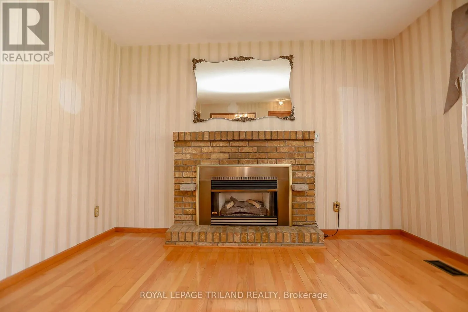 32 APPLEWOOD CRESCENT