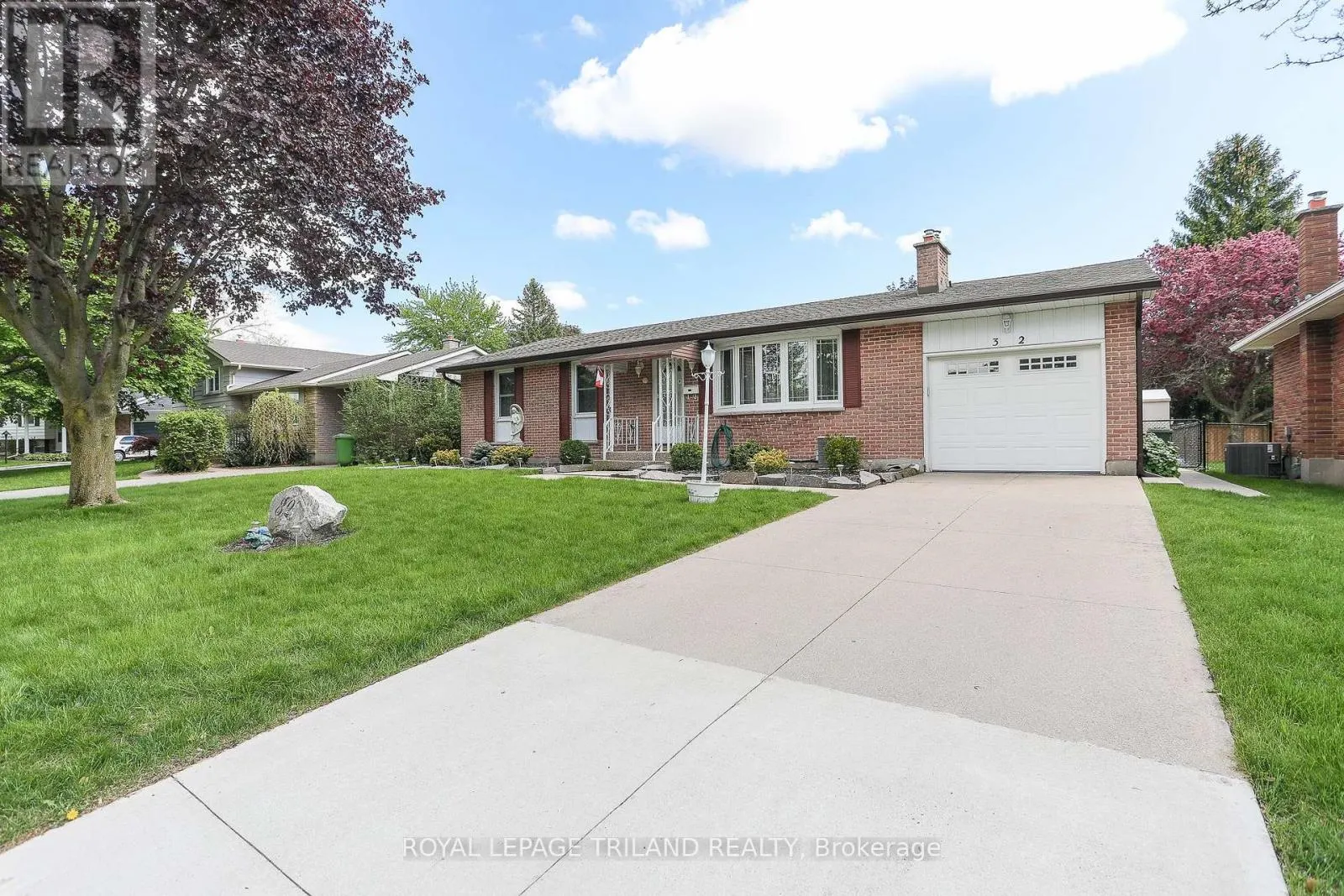 32 APPLEWOOD CRESCENT