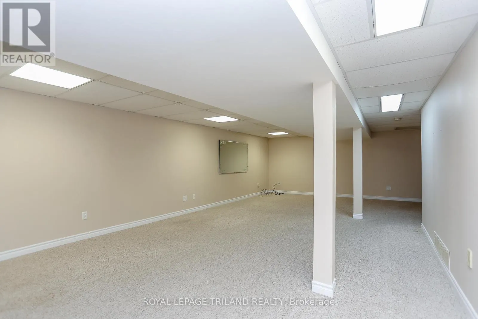 32 APPLEWOOD CRESCENT