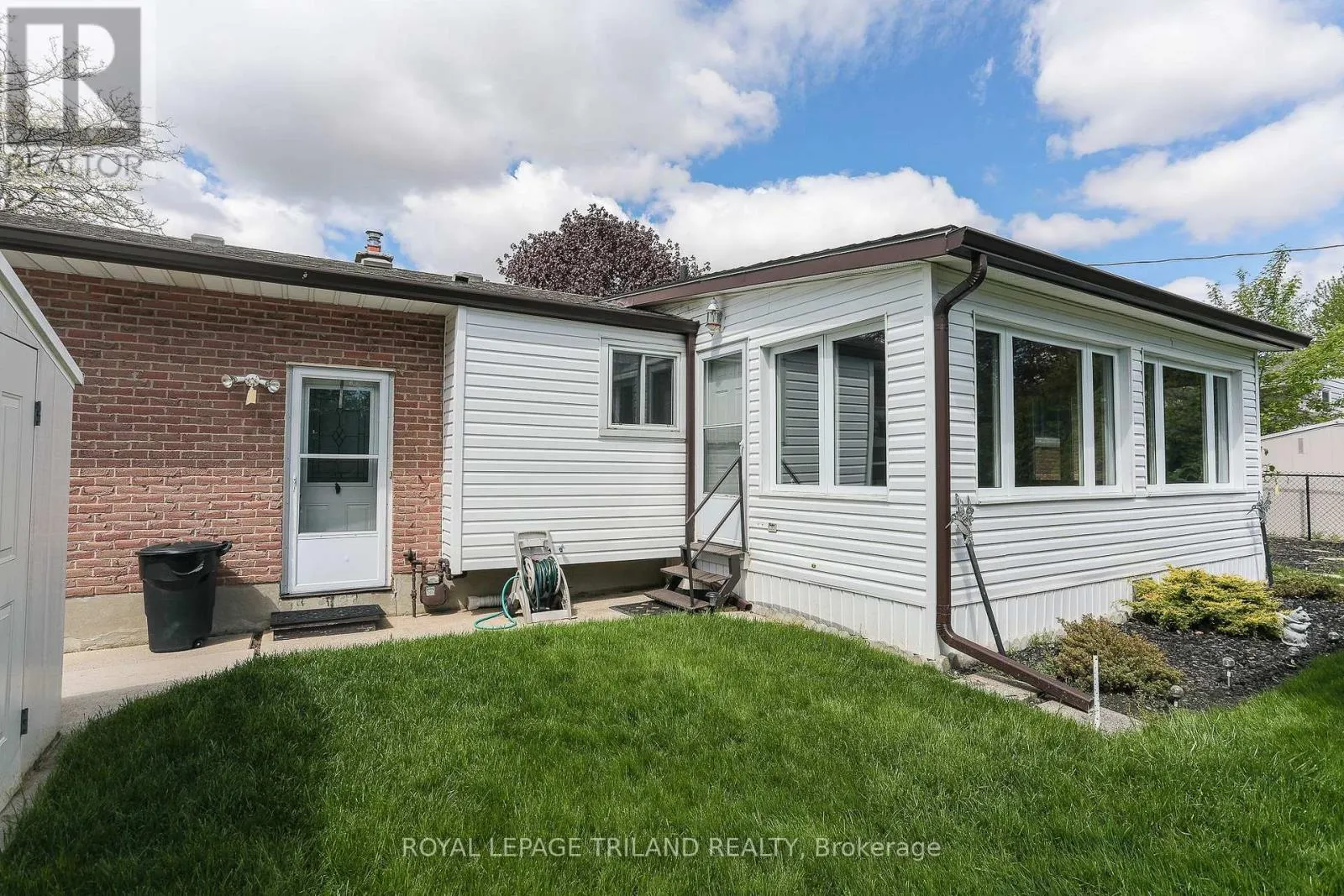 32 APPLEWOOD CRESCENT