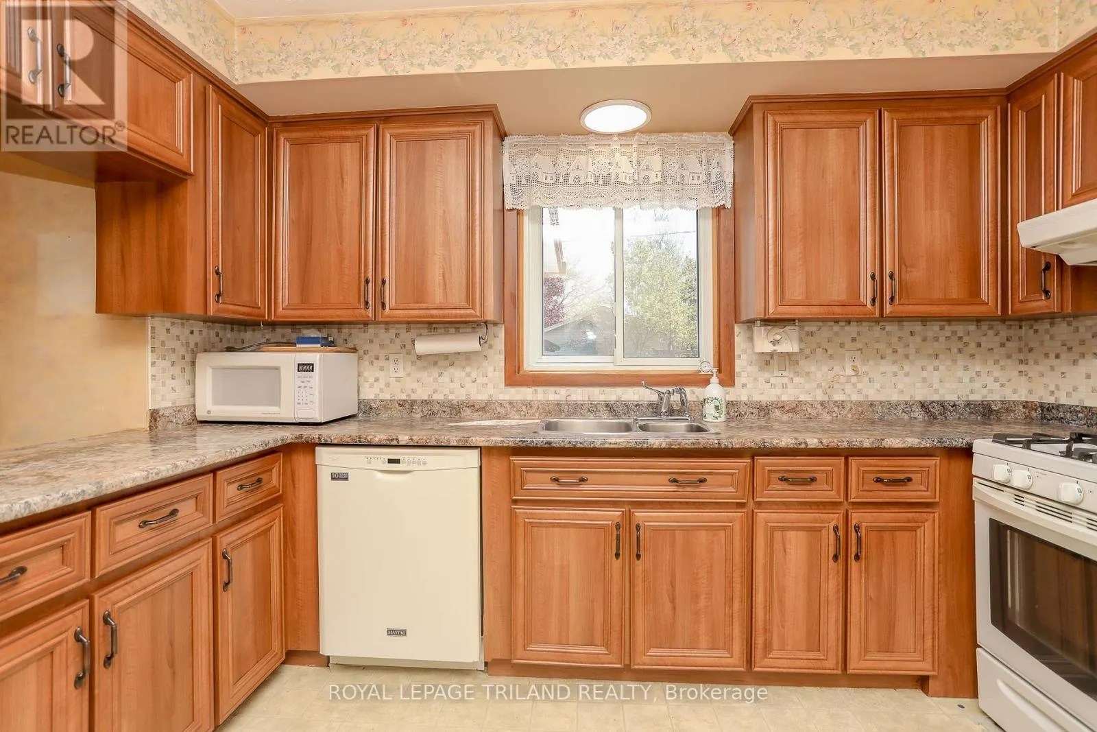 32 APPLEWOOD CRESCENT