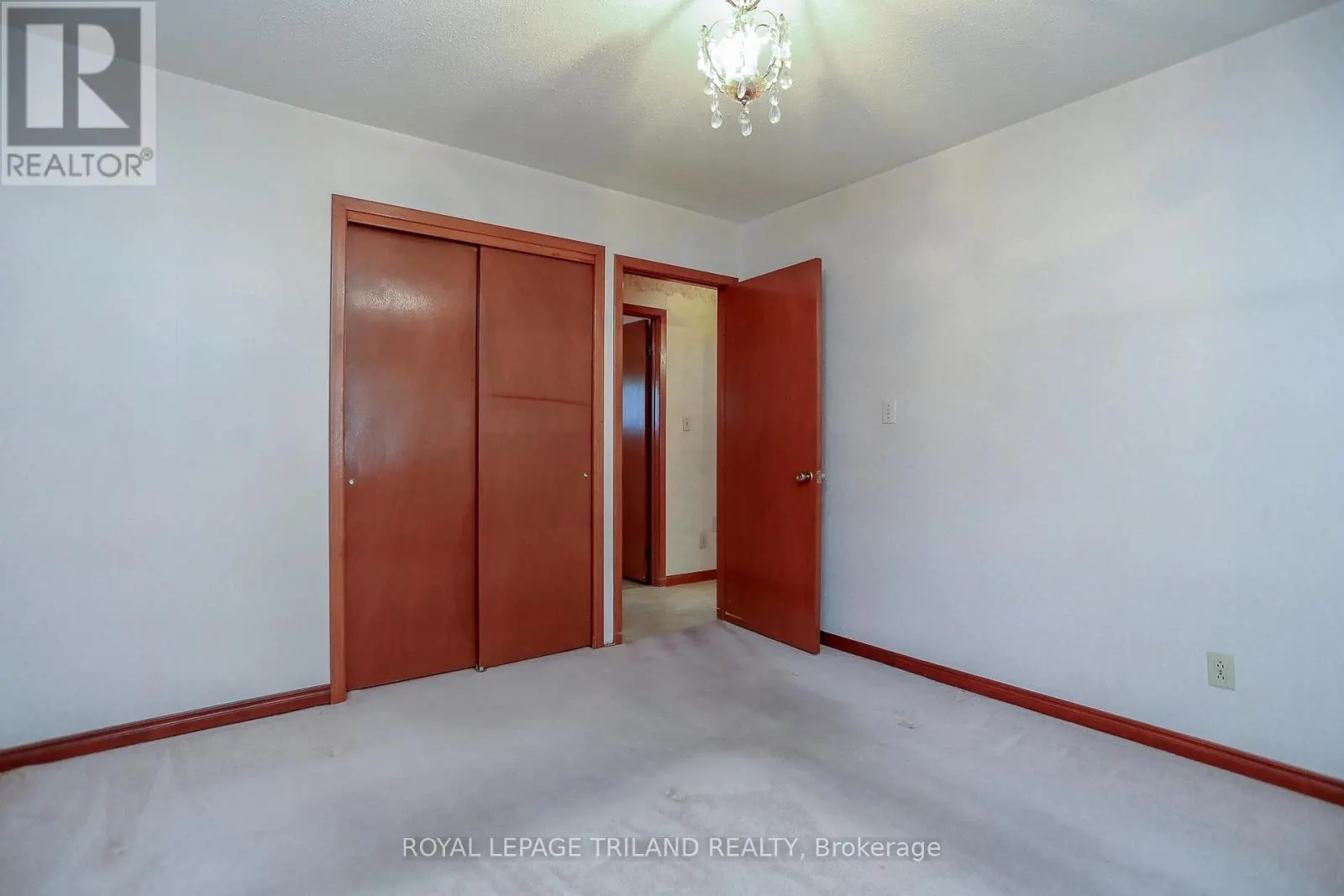 32 APPLEWOOD CRESCENT