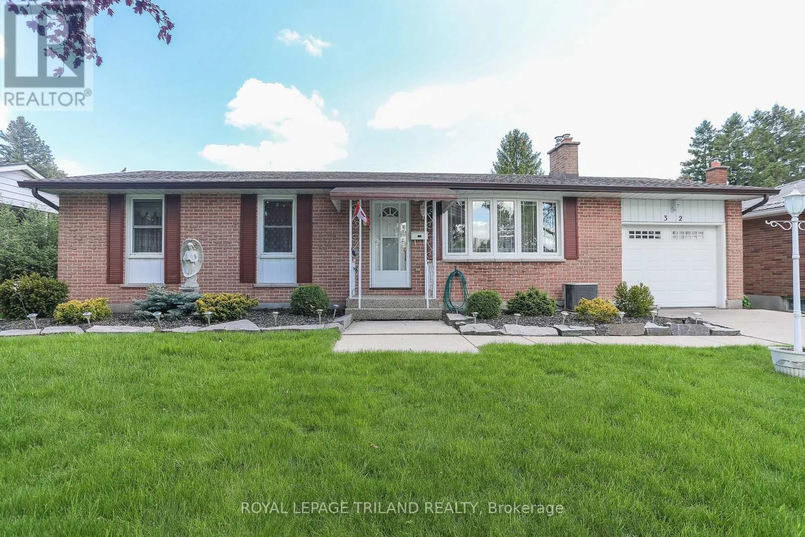 32 APPLEWOOD CRESCENT