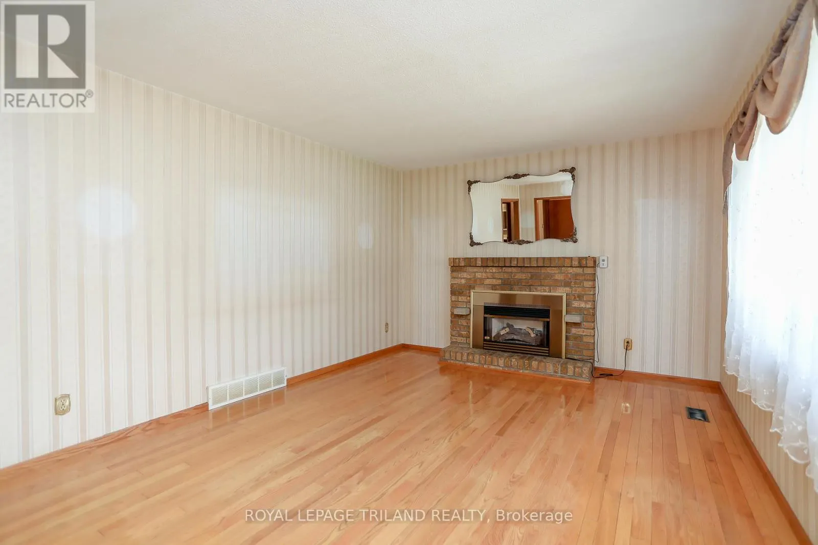 32 APPLEWOOD CRESCENT