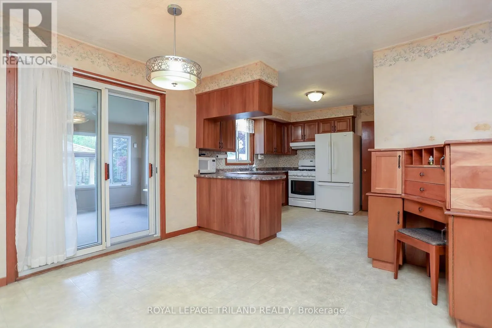 32 APPLEWOOD CRESCENT