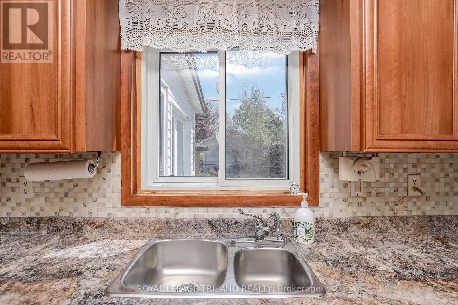 32 APPLEWOOD CRESCENT