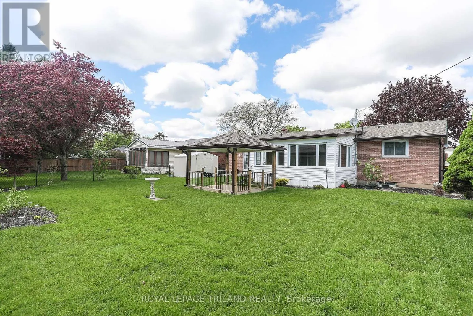 32 APPLEWOOD CRESCENT