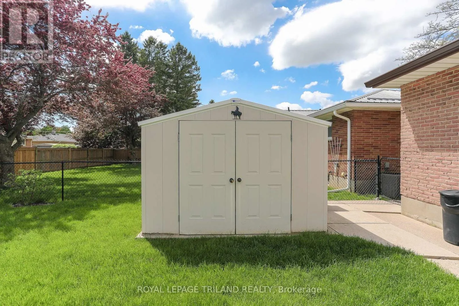 32 APPLEWOOD CRESCENT