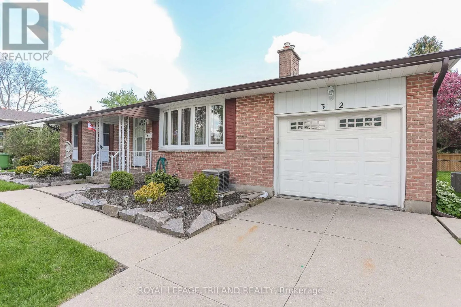 32 APPLEWOOD CRESCENT