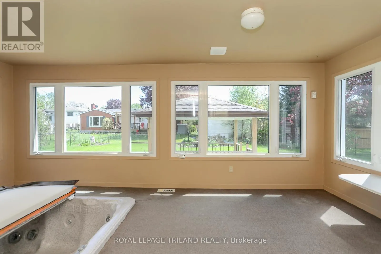 32 APPLEWOOD CRESCENT