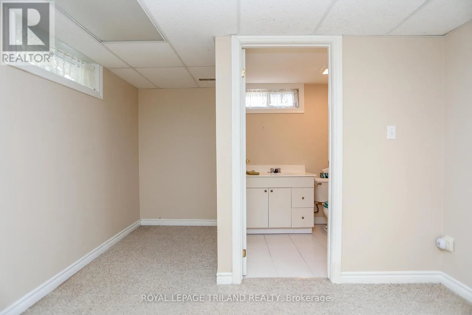 32 APPLEWOOD CRESCENT
