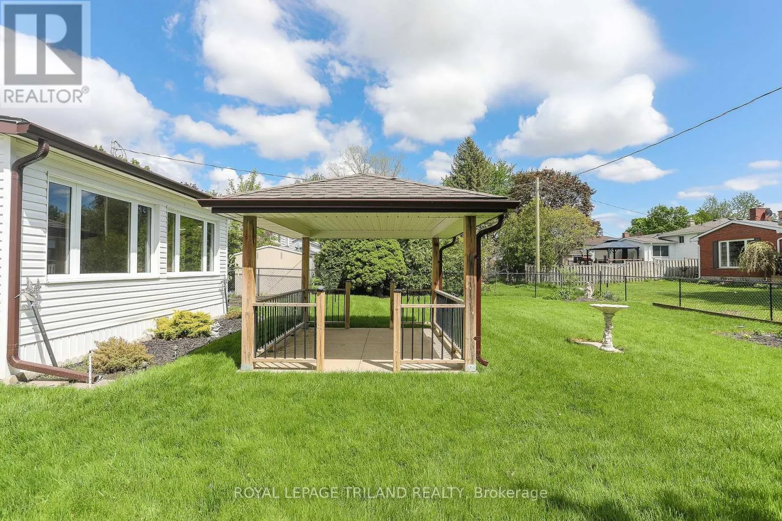 32 APPLEWOOD CRESCENT