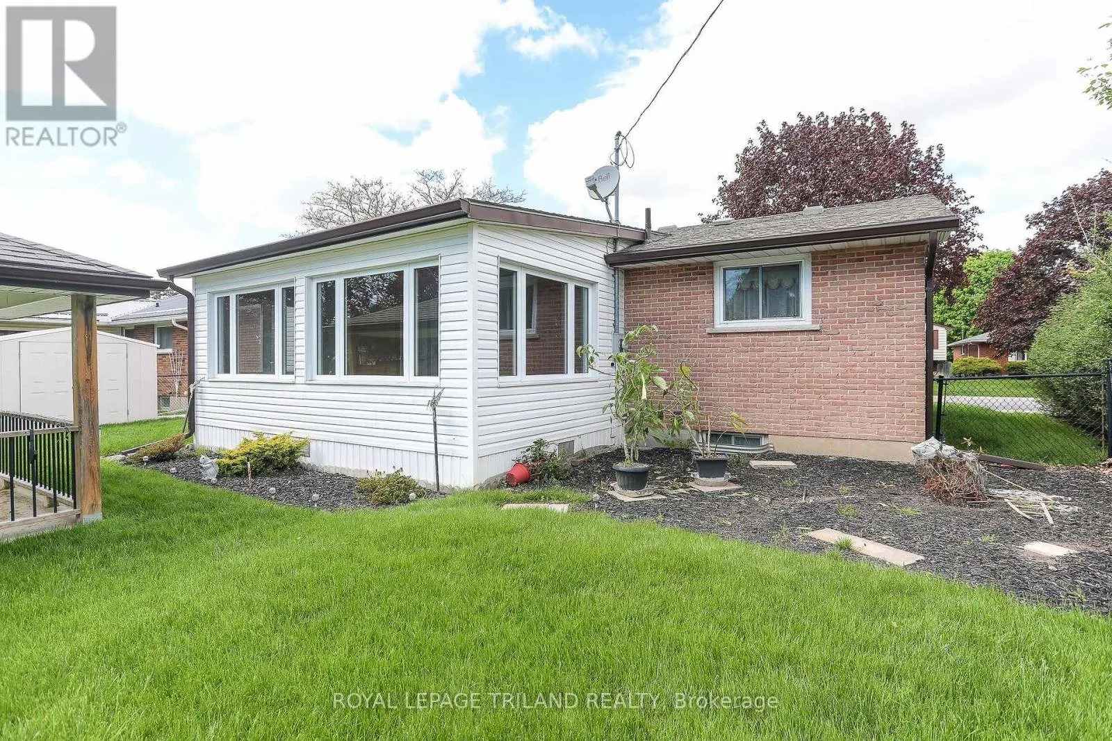 32 APPLEWOOD CRESCENT