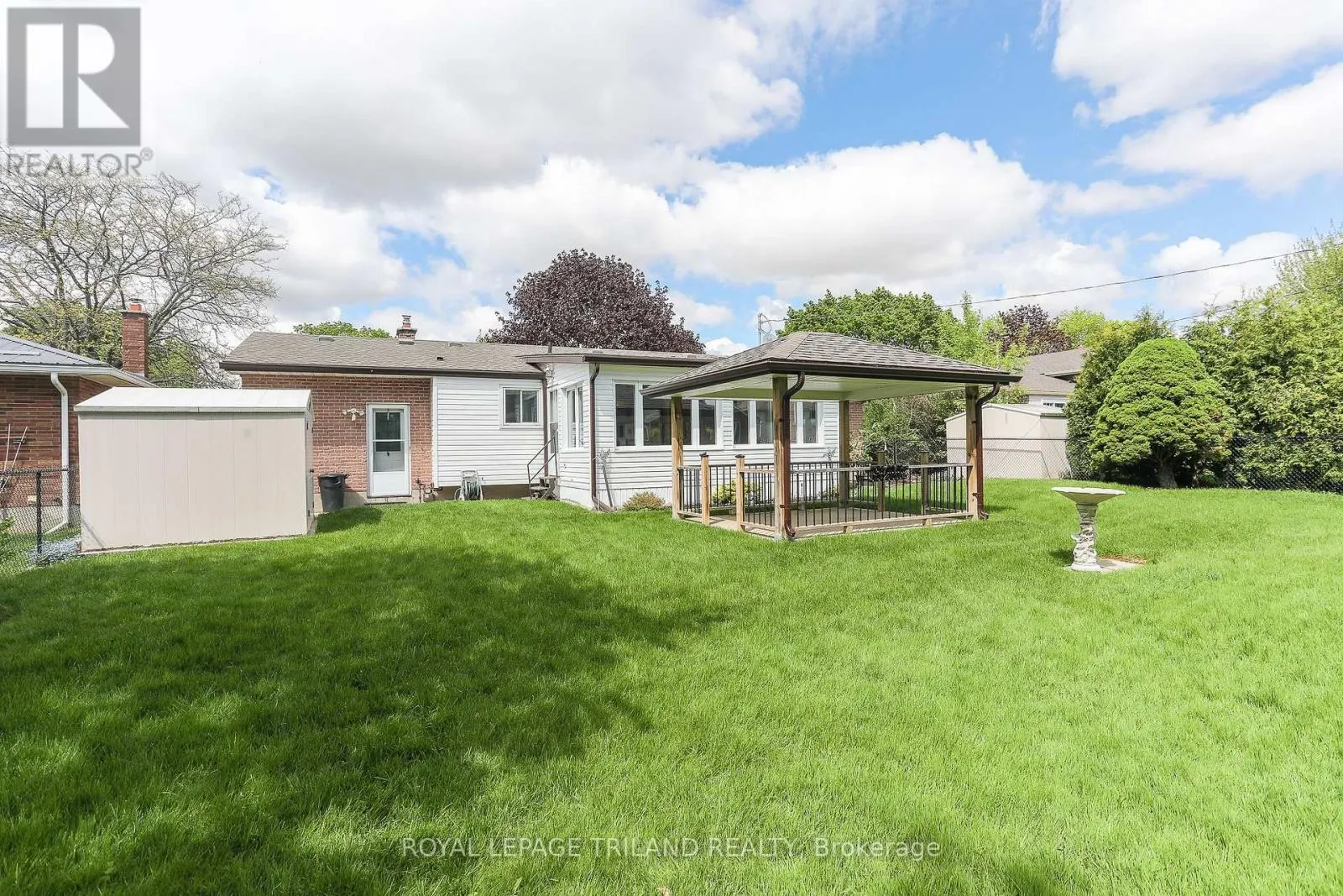 32 APPLEWOOD CRESCENT