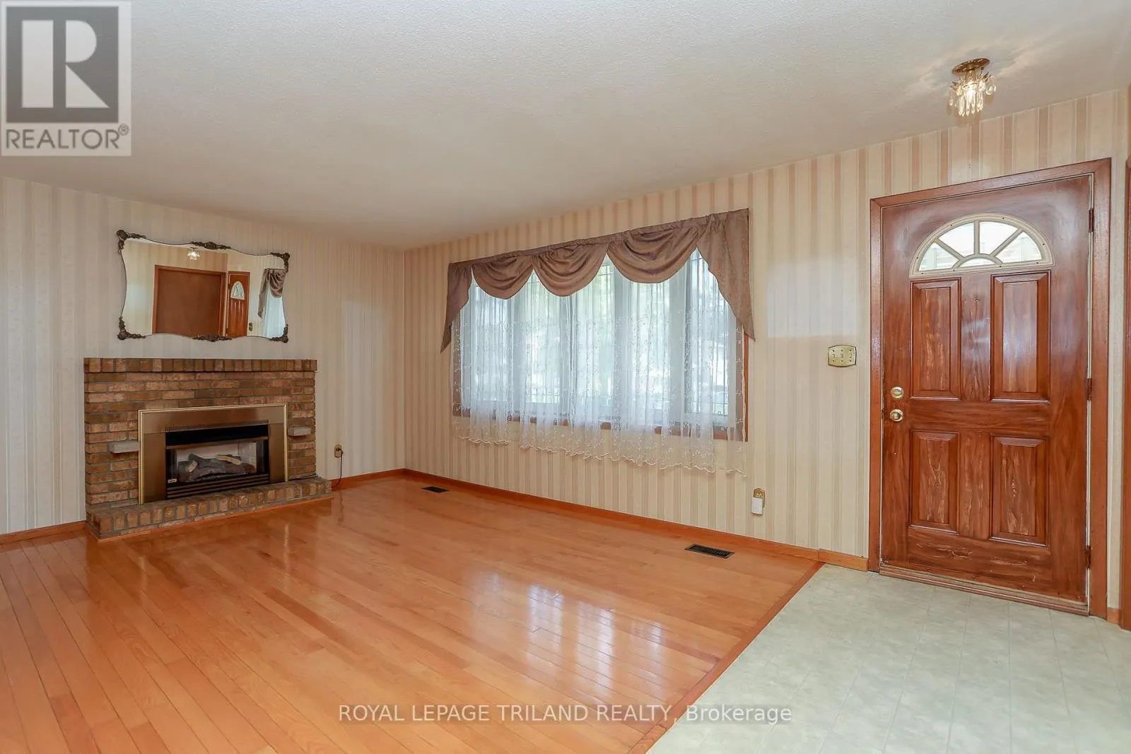 32 APPLEWOOD CRESCENT