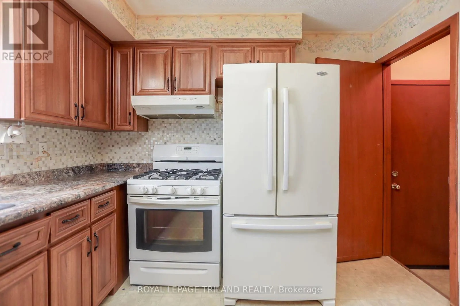 32 APPLEWOOD CRESCENT