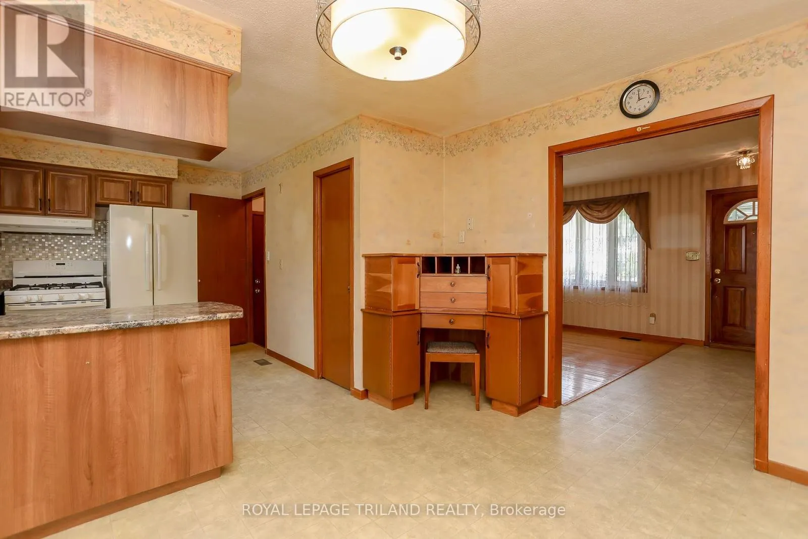32 APPLEWOOD CRESCENT