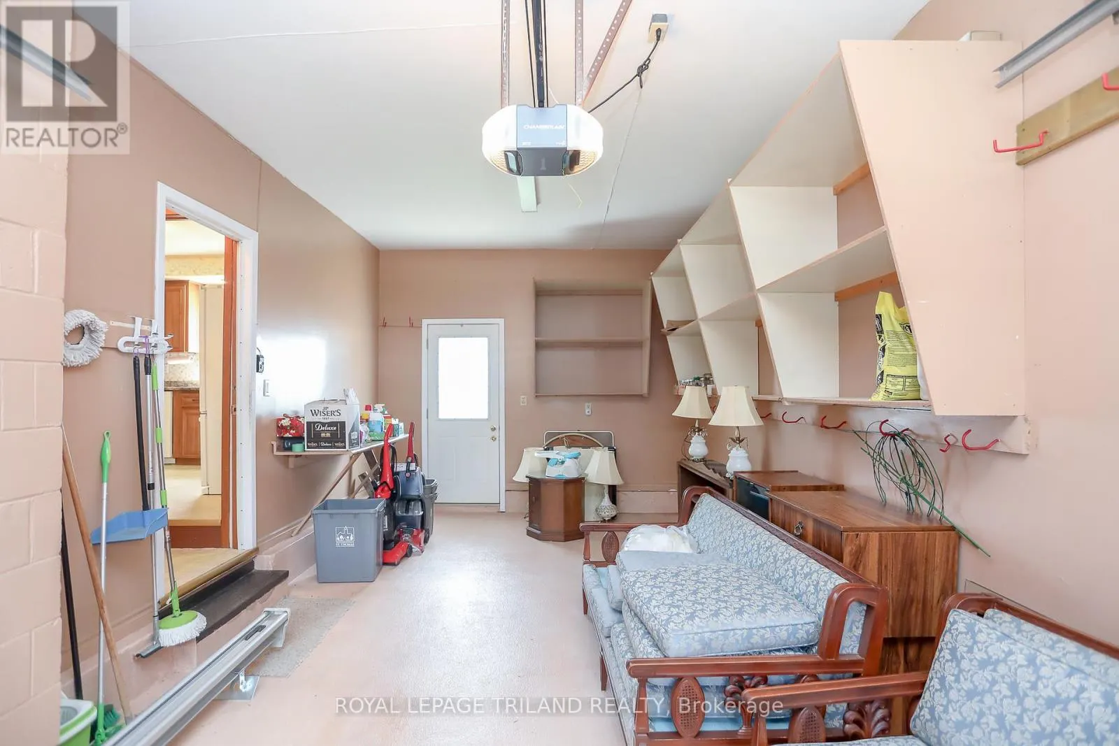 32 APPLEWOOD CRESCENT