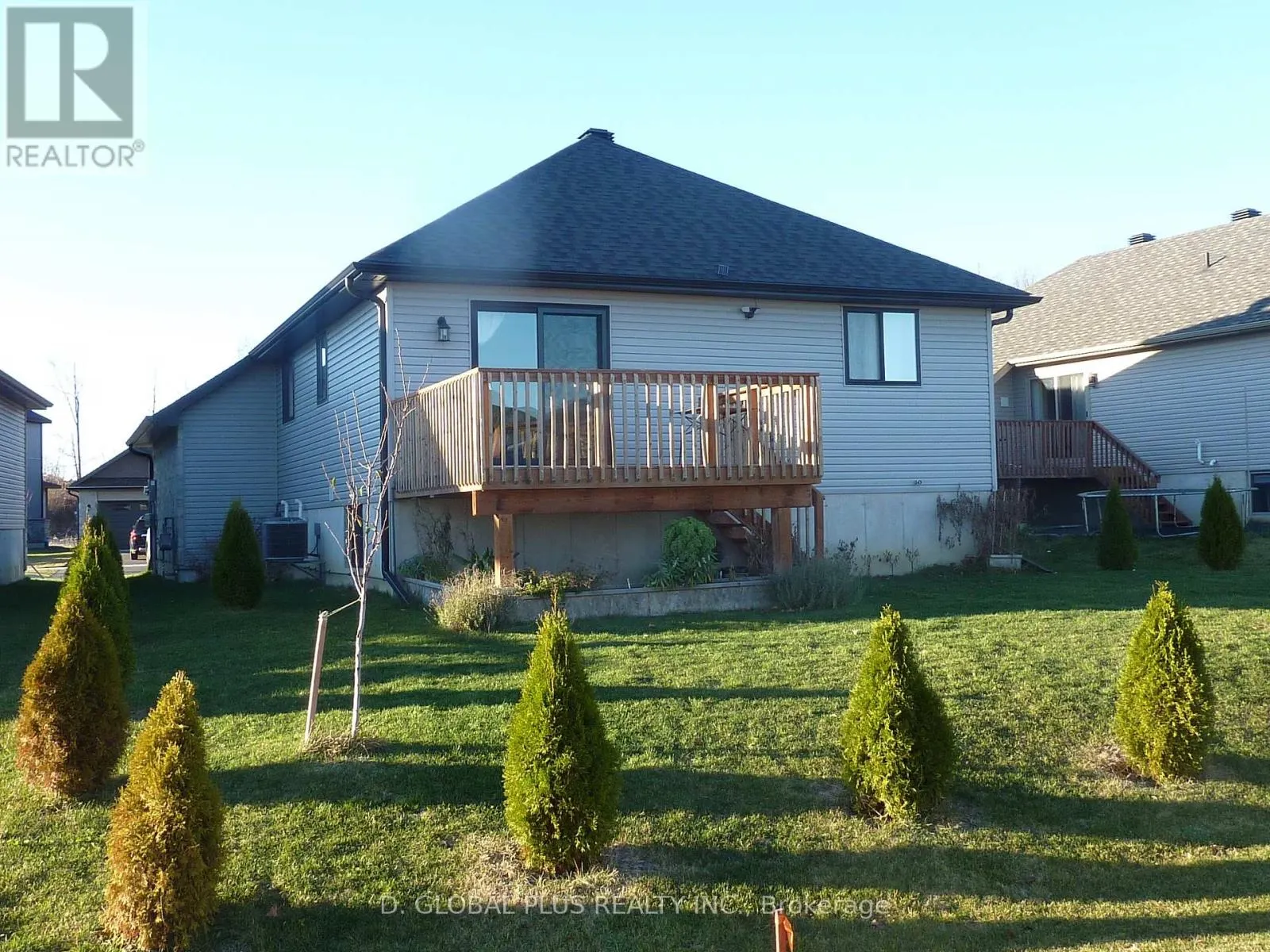 90 CAMERON CRESCENT S