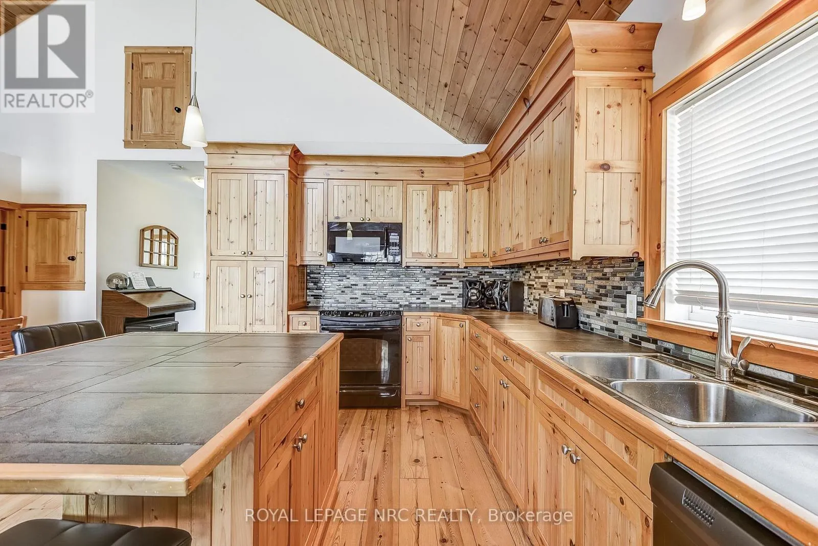 10849 LAKESHORE ROAD W