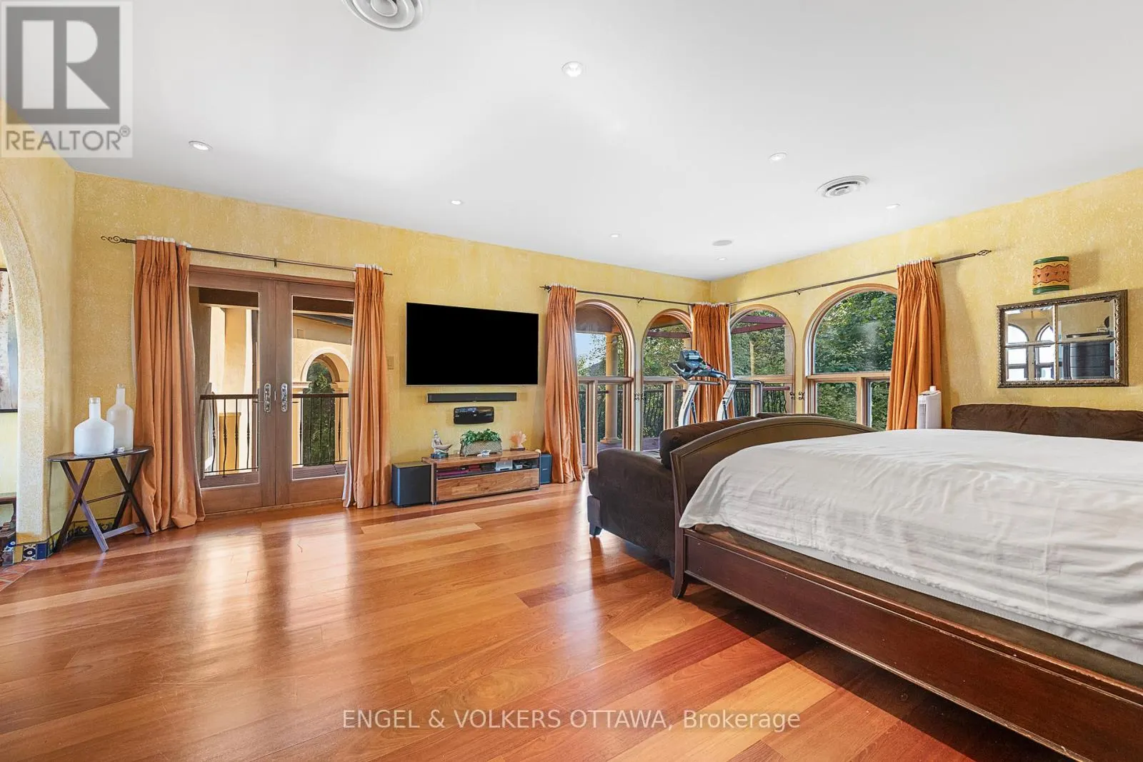 6 CYPRESS GARDENS