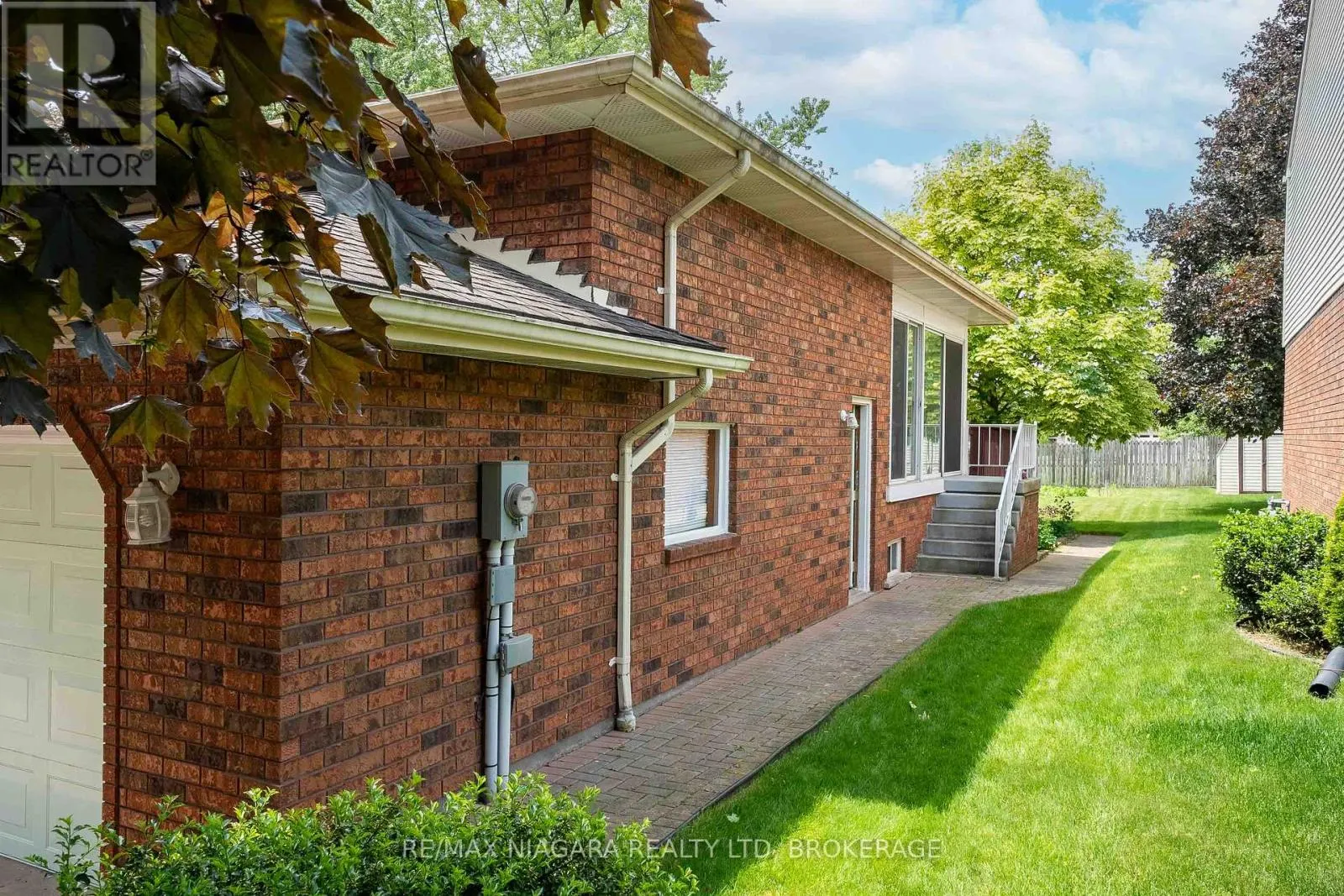 12 FERN GATE