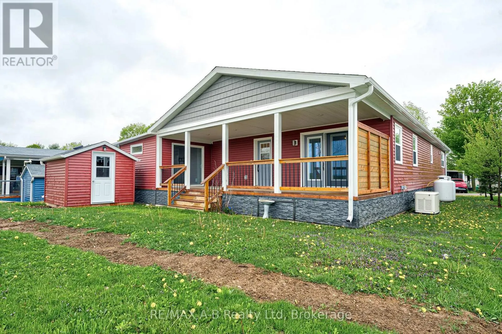 975 - 316489 31ST LINE, #975