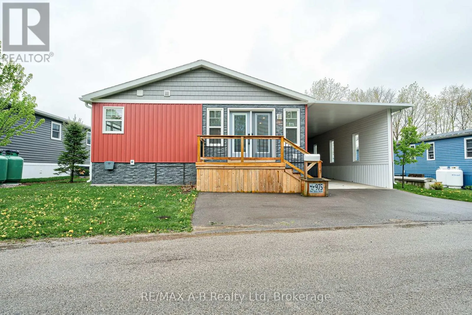 975 - 316489 31ST LINE, #975